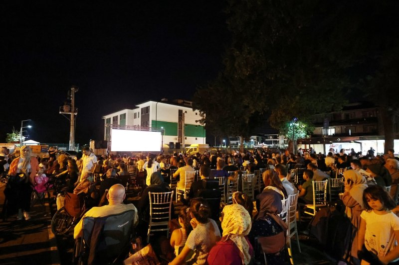 Adapazarı’nda Tuzla Mahallesi’nde Açık Hava Çocuk Sineması
