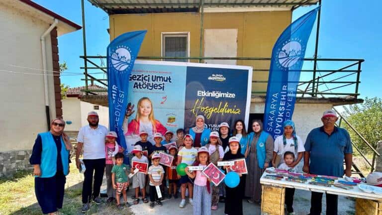 Gezici Umut Atölyesi çocuklarla farkındalık etkinlikleri yapıyor