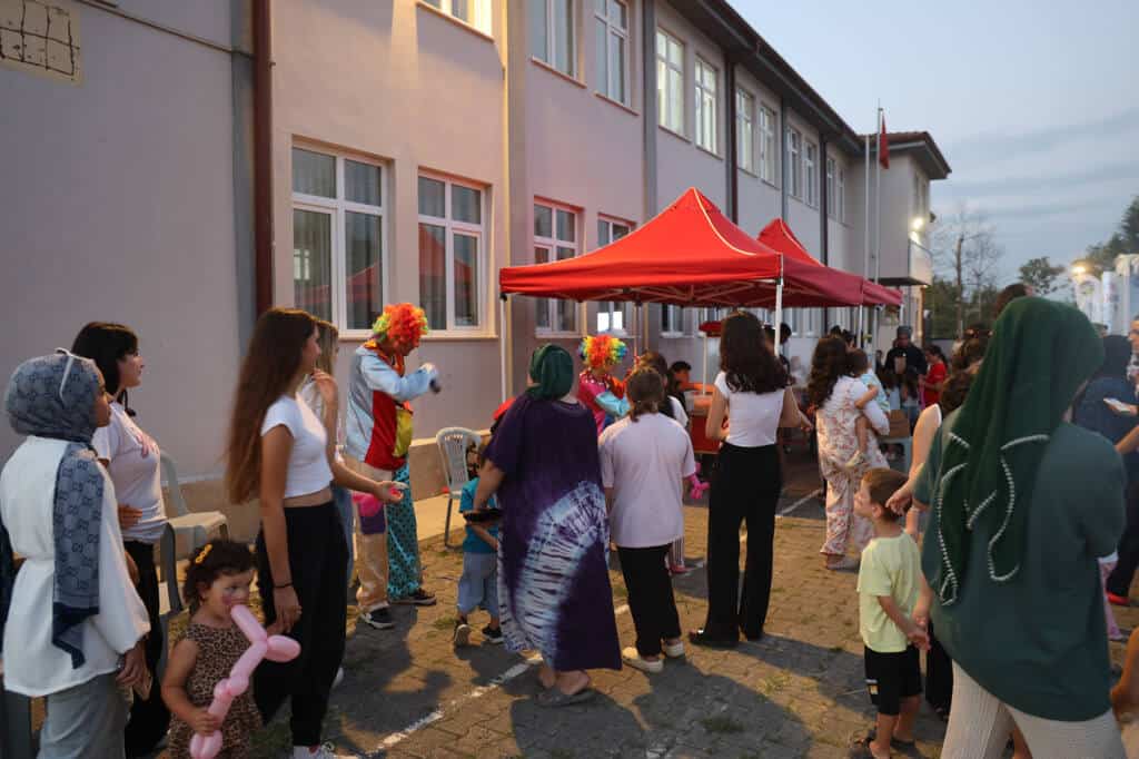 Mutluluk Tırı Sapanca’da çocuklarla buluştu