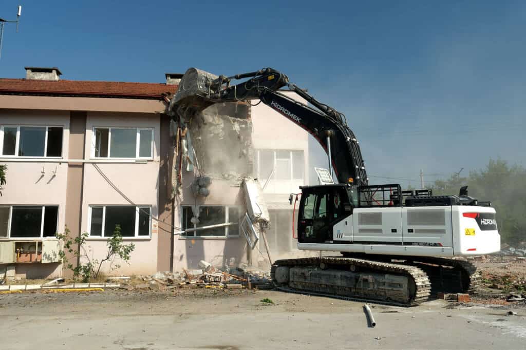 Sakarya Büyükşehir Belediyesi yeni hizmet binası için yıkım başladı