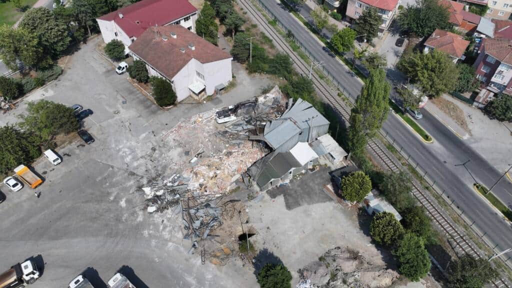 Sakarya Büyükşehir Belediyesi yeni hizmet binası için yıkım başladı
