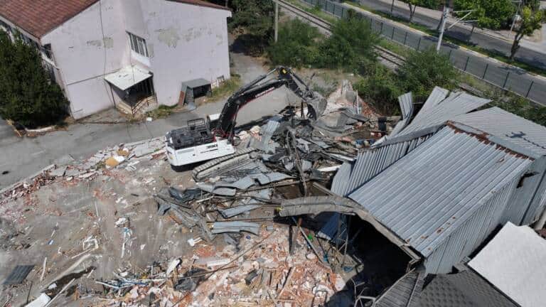 Sakarya Büyükşehir Belediyesi yeni hizmet binası için yıkım başladı