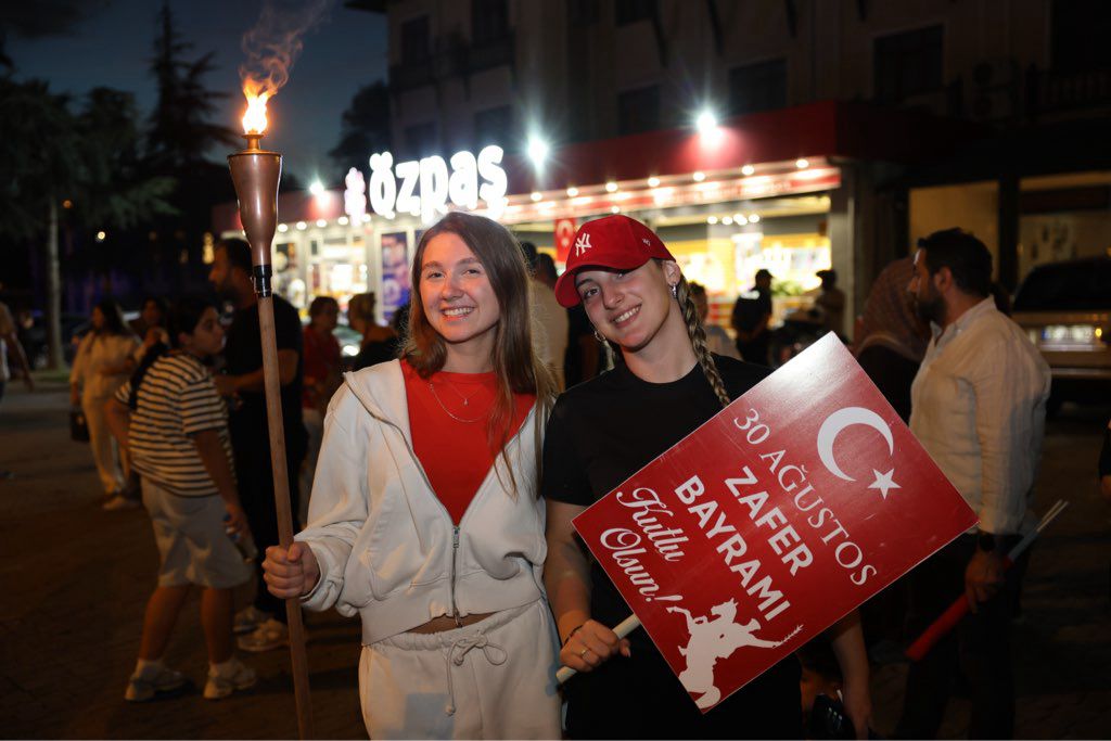 Sapanca’da 30 Ağustos Zafer Bayramı Fener Alayı Yürüyüşü Yapıldı