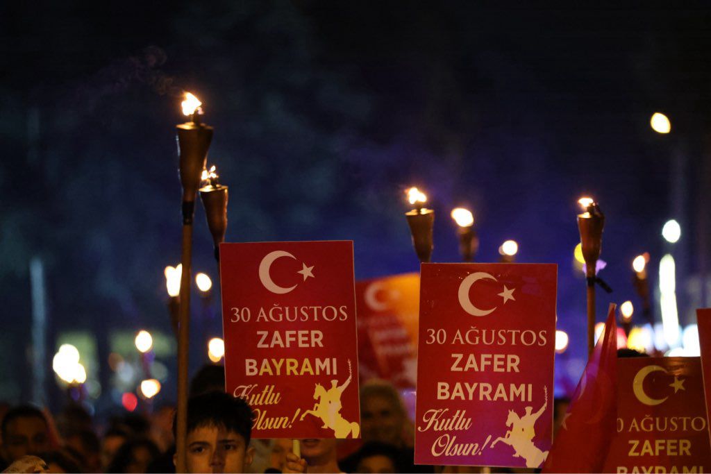 Sapanca’da 30 Ağustos Zafer Bayramı Fener Alayı Yürüyüşü Yapıldı