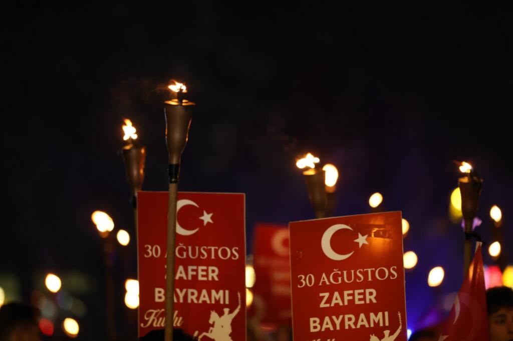 Sapanca’da 30 Ağustos Zafer Bayramı Fener Alayı Yürüyüşü Yapıldı