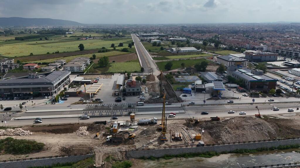 Yazlık Katlı Kavşak’ta Kuzey Köprüsü Yarımlandı