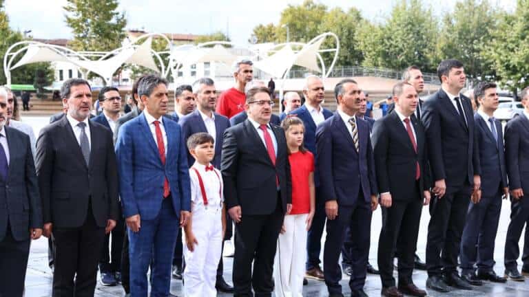 Sakarya’da İlköğretim Haftası İçin Çelenk Sunma Programı Yapıldı