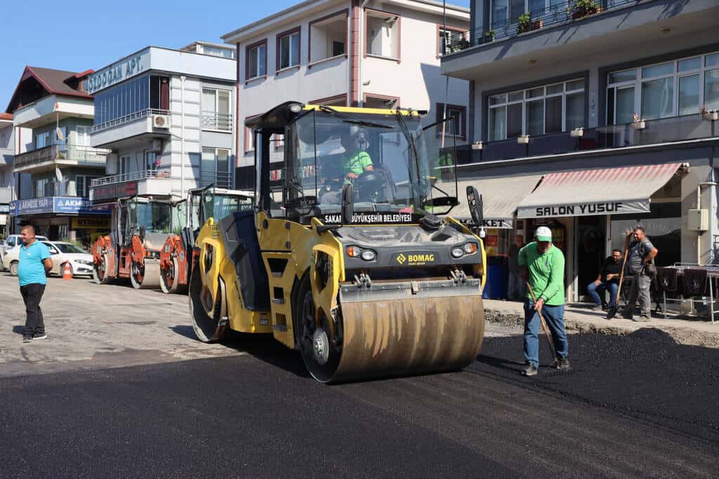 Arifiye Atatürk Caddesi üstyapı çalışmaları tamamlanıyor