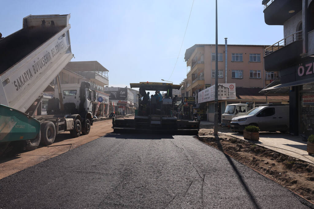 Arifiye Atatürk Caddesi üstyapı çalışmaları tamamlanıyor