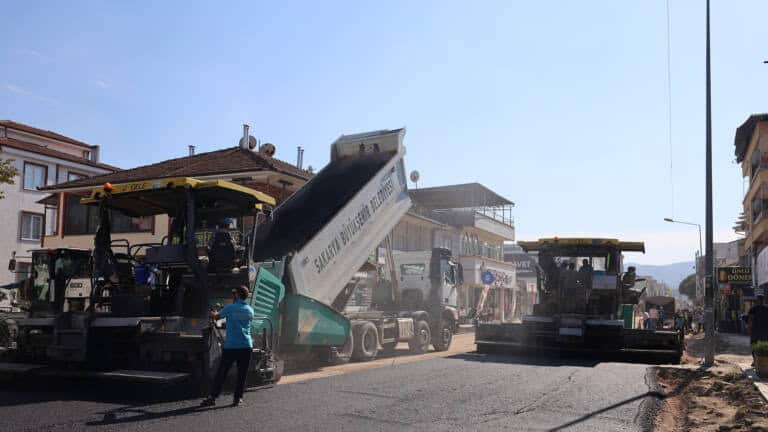 Arifiye Atatürk Caddesi üstyapı çalışmaları tamamlanıyor