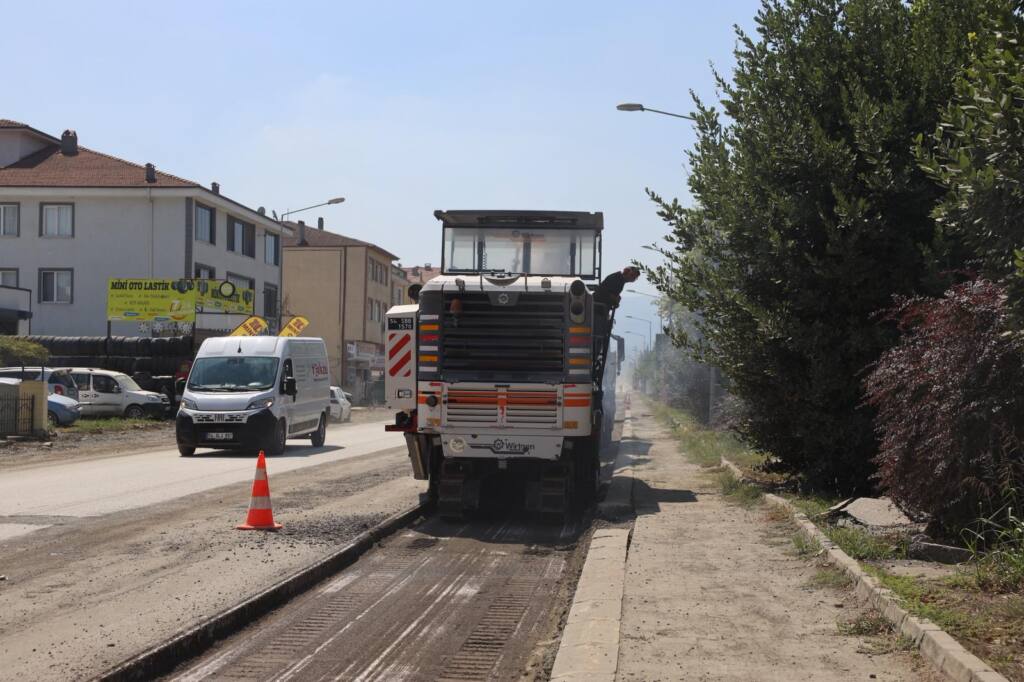Arifiye Atatürk Caddesi’nde üstyapı çalışmaları başladı