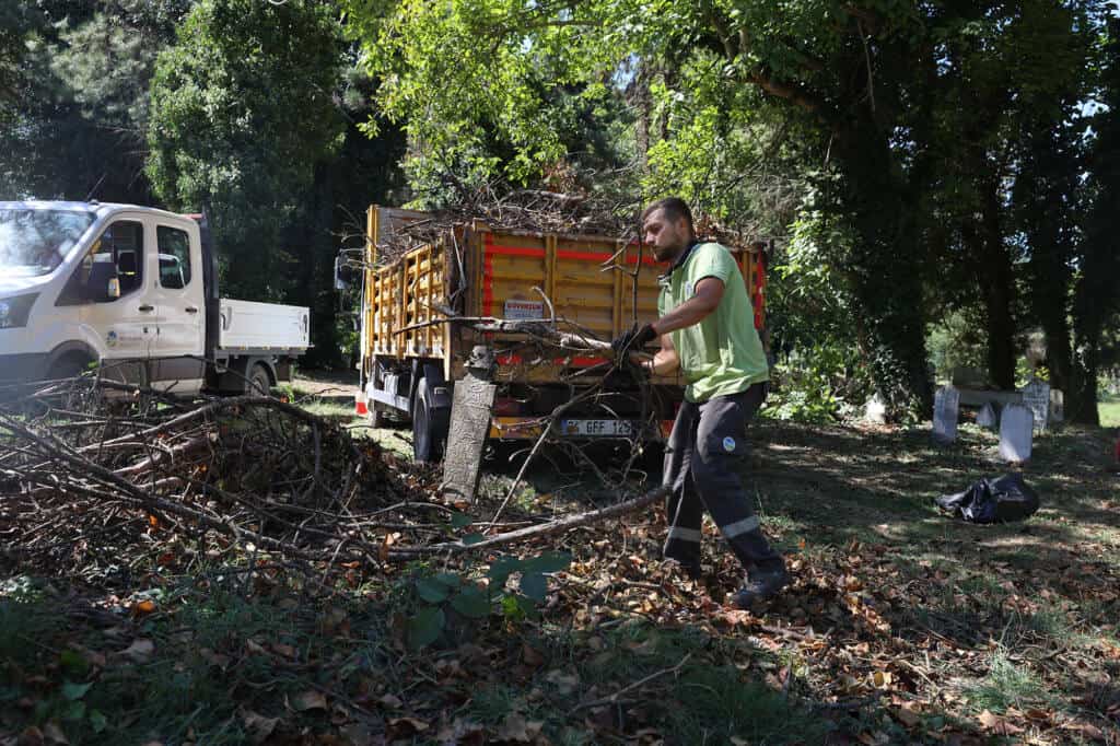 Büyükşehir 1455 Mezarlıkta Kapsamlı Bakım Yapıyor