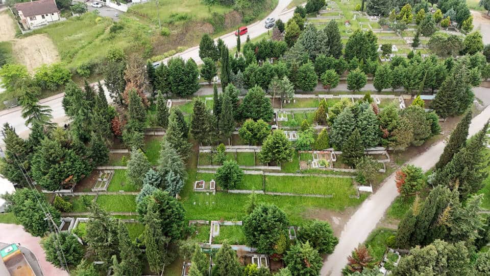Büyükşehir 1455 Mezarlıkta Kapsamlı Bakım Yapıyor
