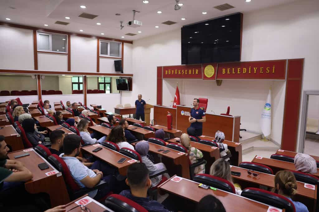 Büyükşehir çalışanlarına yangına karşı uygulamalı eğitim
