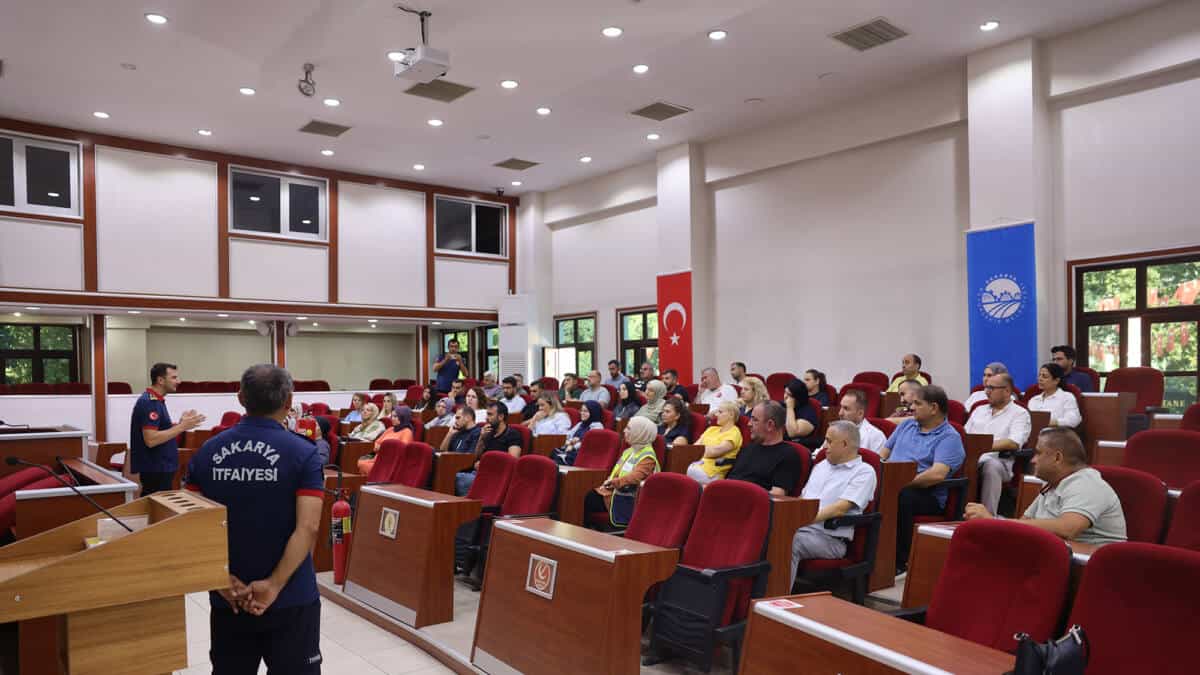 Büyükşehir çalışanlarına yangına karşı uygulamalı eğitim