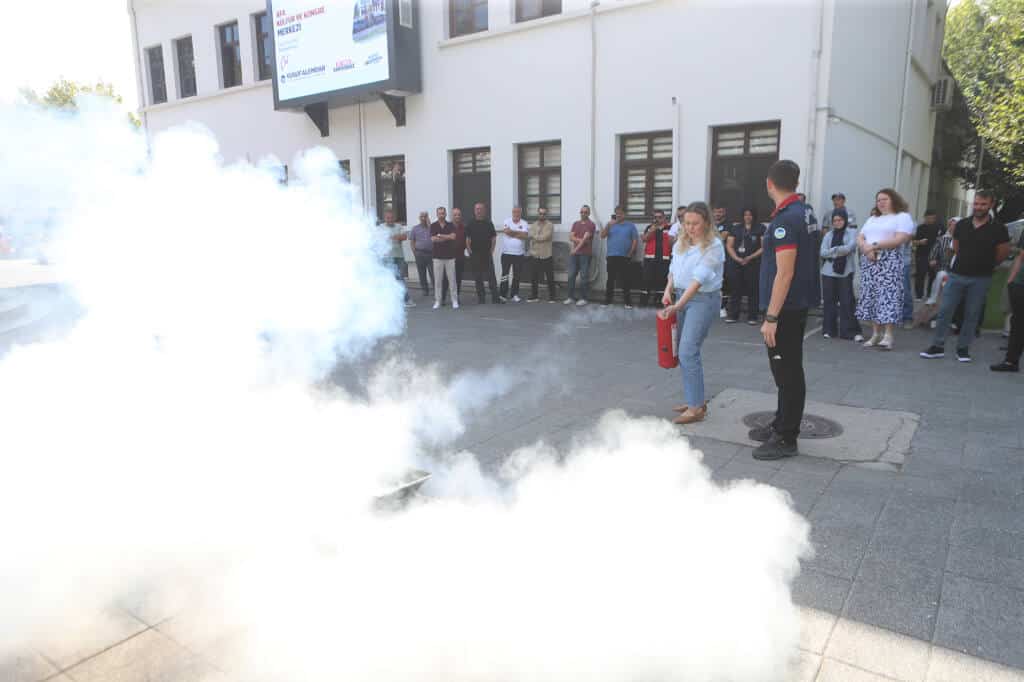 Büyükşehir çalışanlarına yangına karşı uygulamalı eğitim