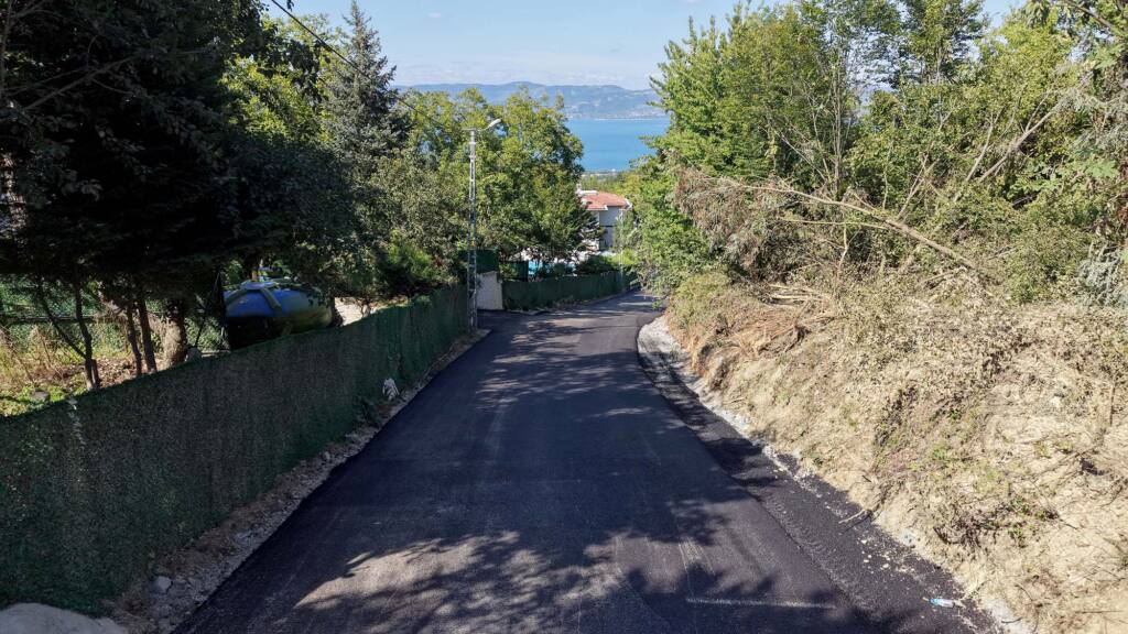 Büyükşehir Sapanca’da asfalt çalışmalarını sürdürüyor: Memnuniye’den sonra İlmiye’de yollar yeni yüzüne kavuşuyor