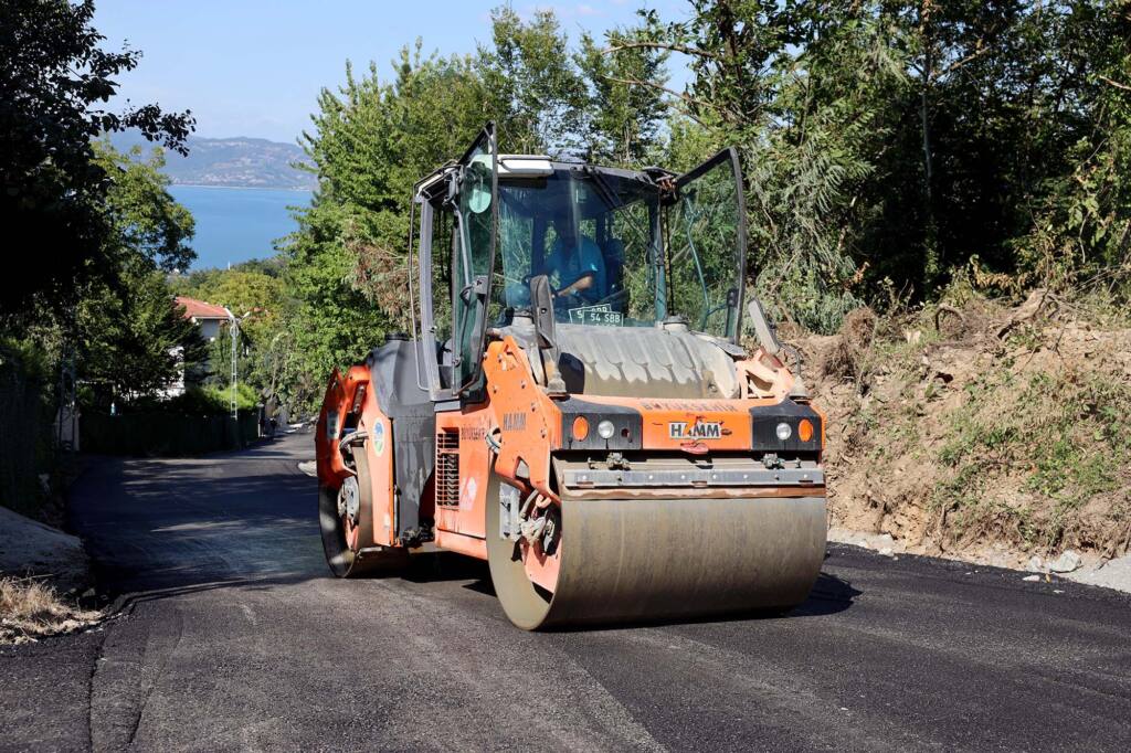 Büyükşehir Sapanca’da asfalt çalışmalarını sürdürüyor: Memnuniye’den sonra İlmiye’de yollar yeni yüzüne kavuşuyor