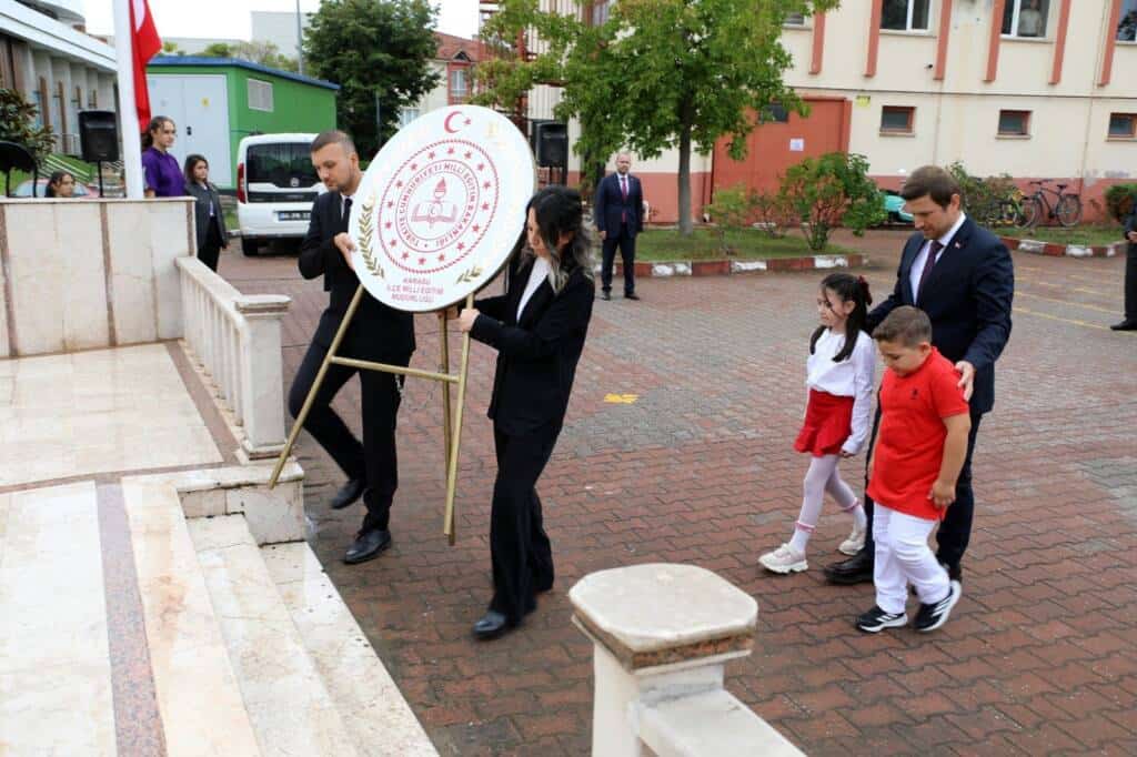 İlköğretim Haftası Çelenk Sunma Töreni Yapıldı