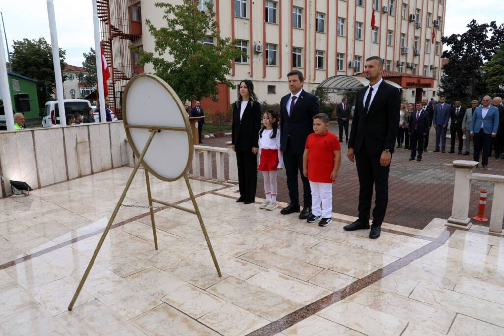 İlköğretim Haftası Çelenk Sunma Töreni Yapıldı
