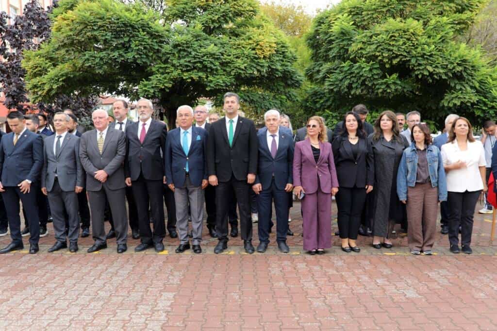 İlköğretim Haftası Çelenk Sunma Töreni Yapıldı