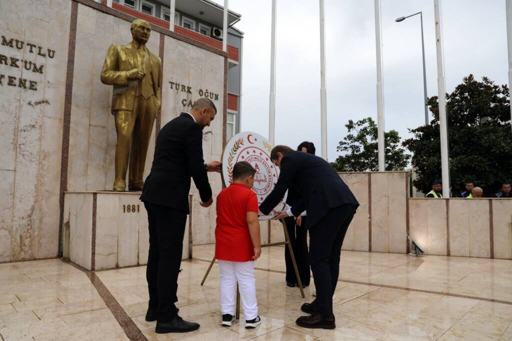 İlköğretim Haftası Çelenk Sunma Töreni Yapıldı