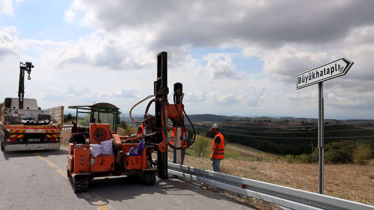 Sakarya’da 16 ilçede 25 kilometrelik oto korkuluk çalışması