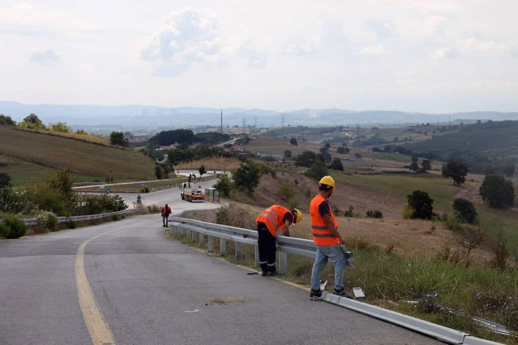 Sakarya’da 16 ilçede 25 kilometrelik oto korkuluk çalışması