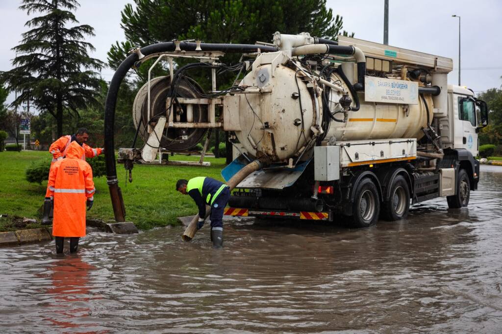 Sakarya’da 30 Saat Süren Sağanak Çalışmaları Sürüyor