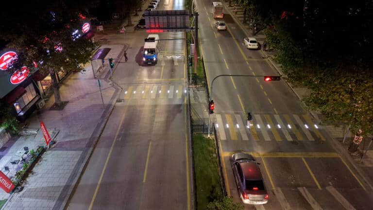 Sakarya’da ışıklı yaya geçidi uygulaması başladı