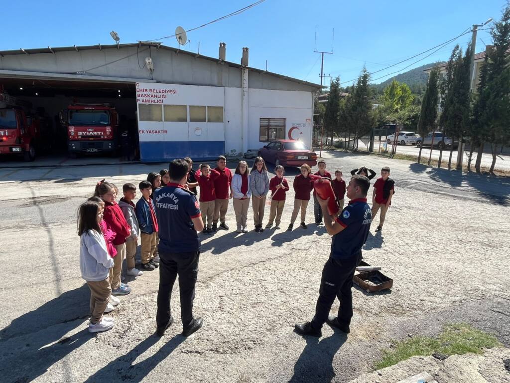 Sakarya’da Miniklere Afet ve İtfaiye Eğitimi Verildi