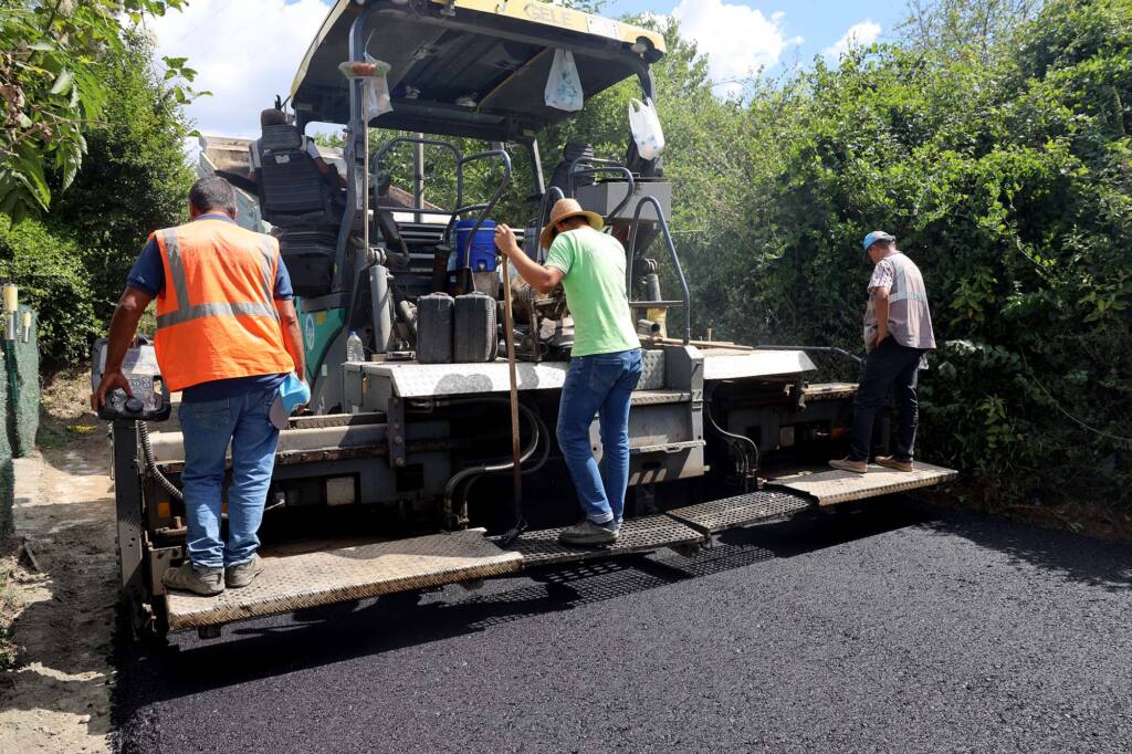 Sapanca’da İlmiye Mahallesi Yolları Sıcak Asfaltla Yenilendi
