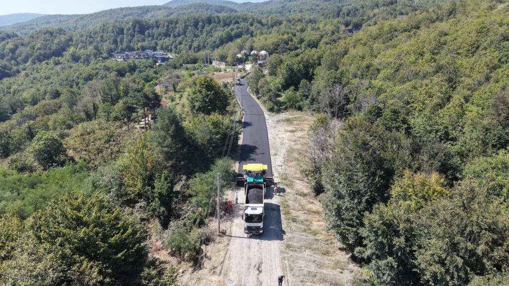 Sapanca’da Memnuniye Mahallesi Asfaltlanıyor