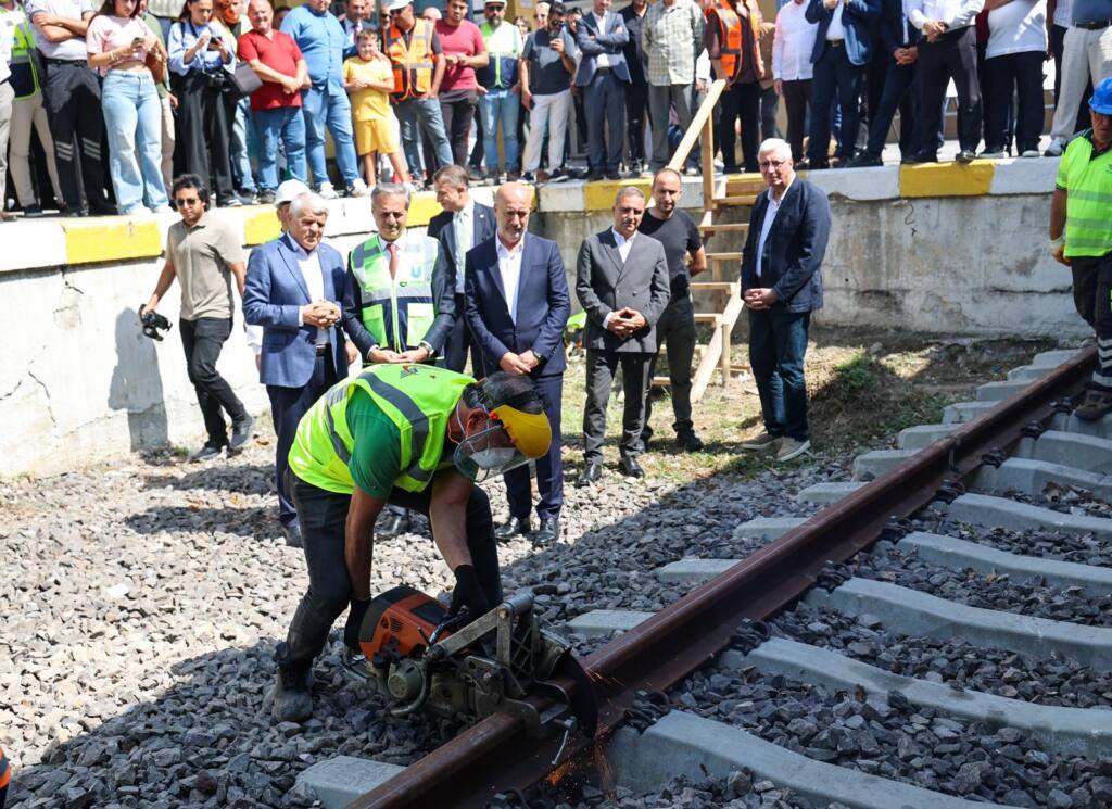 Şehri ikiye ayıran raylar yer altına alınıyor, üzeri yeşil alan oluyor: Sahada ilk ray sökümü için makineler çalıştı