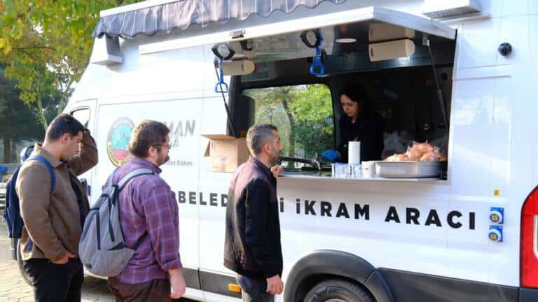 Serdivan Belediyesi Üniversitelilere Sıcak Çorba İkramı Yaptı