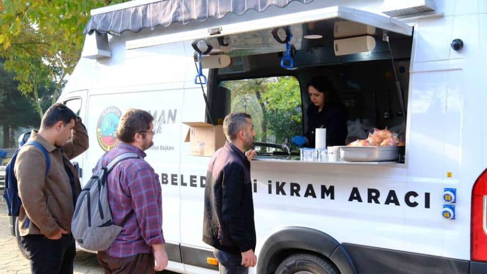 Serdivan Belediyesi Üniversitelilere Sıcak Çorba İkramı Yaptı