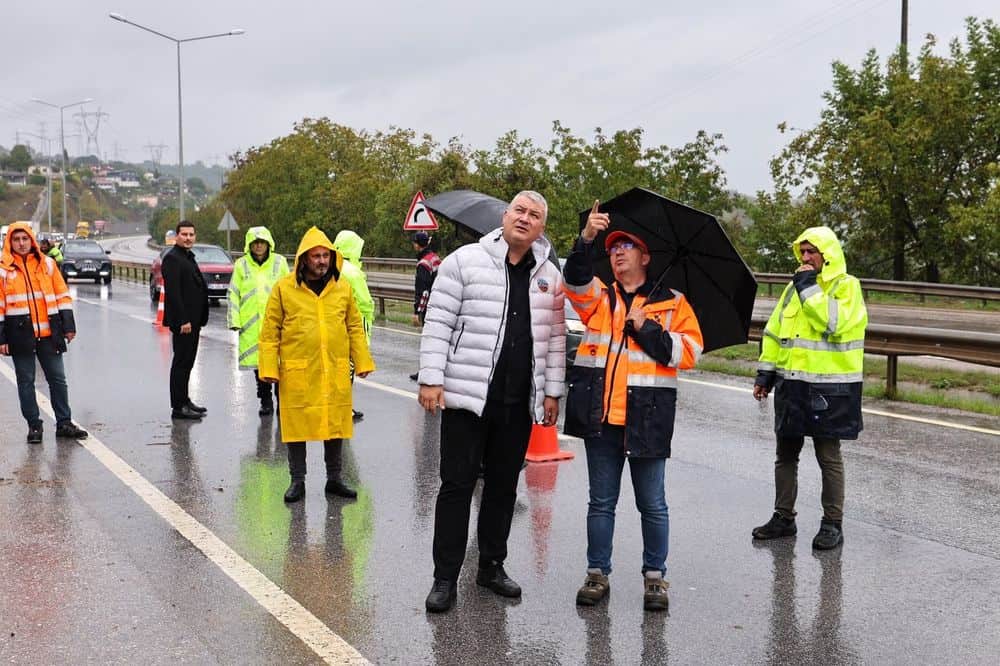Serdivan Belediyesi Yağışa Karşı Sahada Çalışıyor