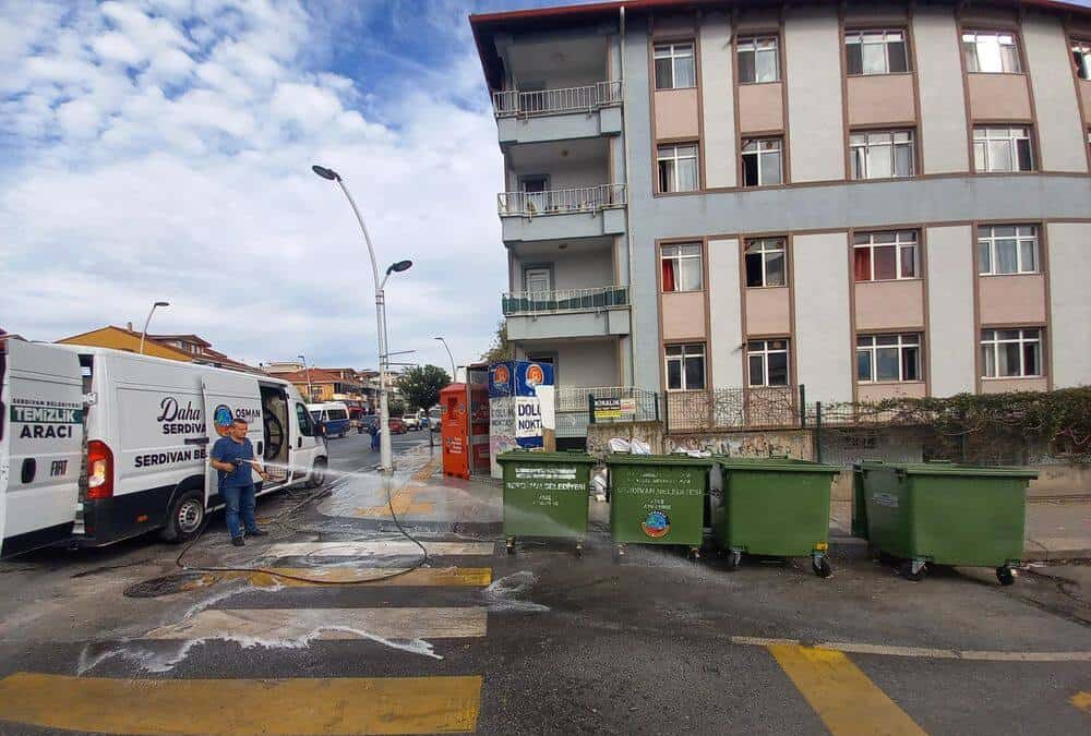 Serdivan’da Cadde ve Sokaklar Düzenli Temizleniyor