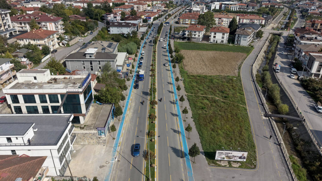Adapazarı-Serdivan Tramvay Hattı İçin Ağaçlar Taşınıyor