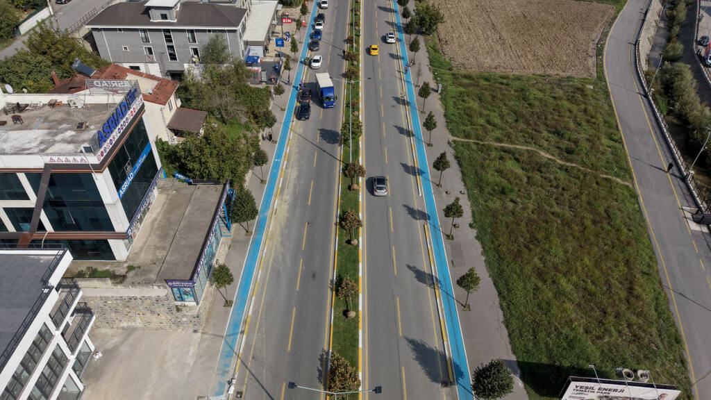 Adapazarı-Serdivan Tramvay Hattı İçin Ağaçlar Taşınıyor