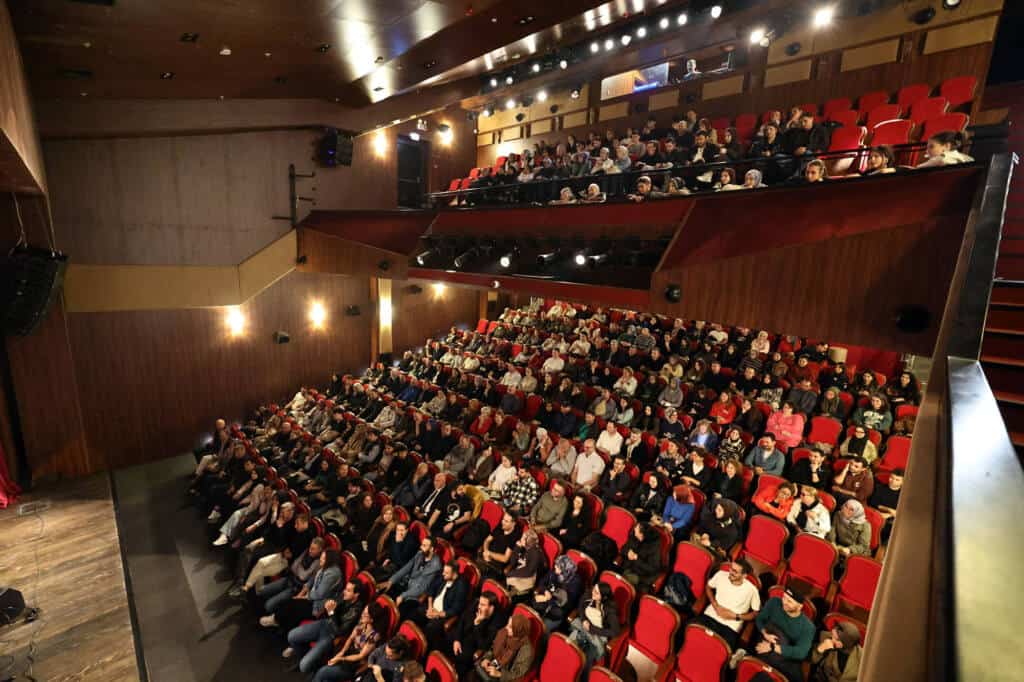 AKM’de Gülümseten Hatıralar Tiyatro Oyunu Sahnelendi