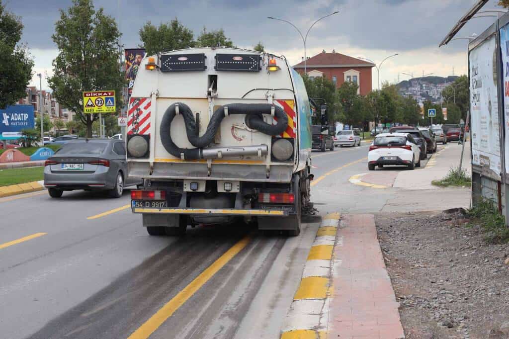 Büyükşehir Yağış Sonrası Çamur Temizliğine Başladı