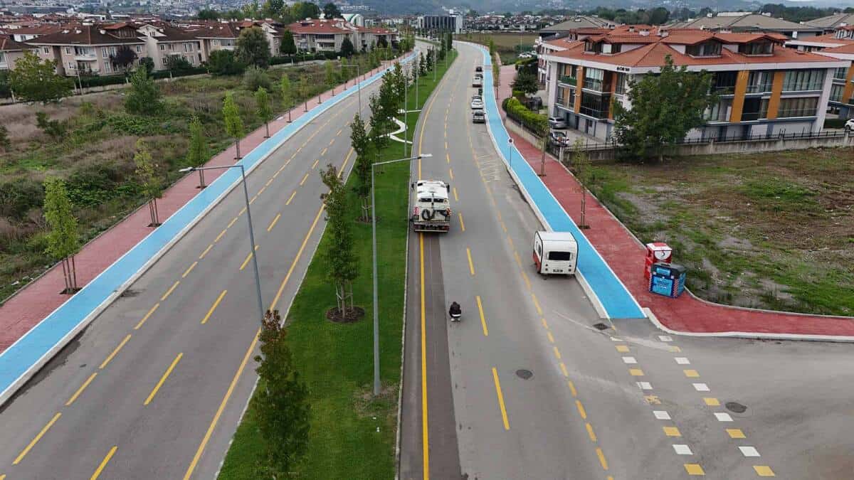 Büyükşehir Yağış Sonrası Çamur Temizliğine Başladı