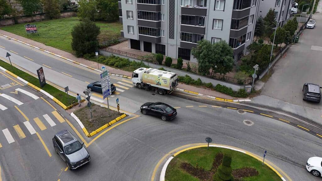 Büyükşehir Yağış Sonrası Çamur Temizliğine Başladı