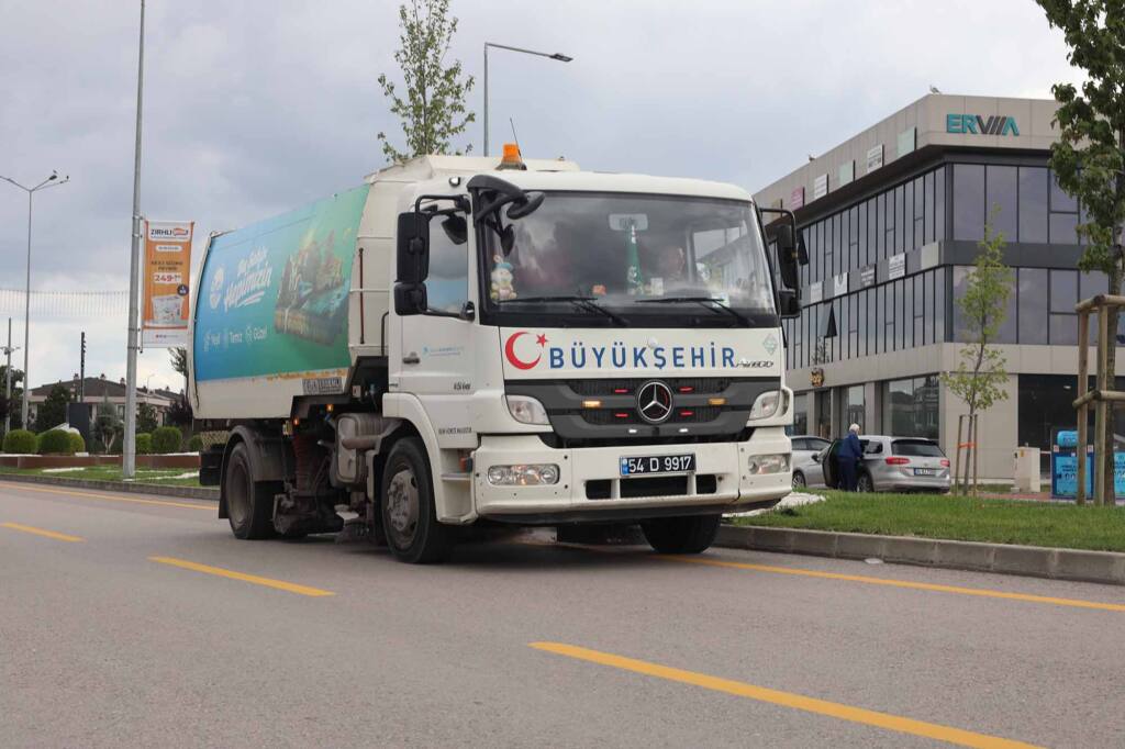 Büyükşehir Yağış Sonrası Çamur Temizliğine Başladı
