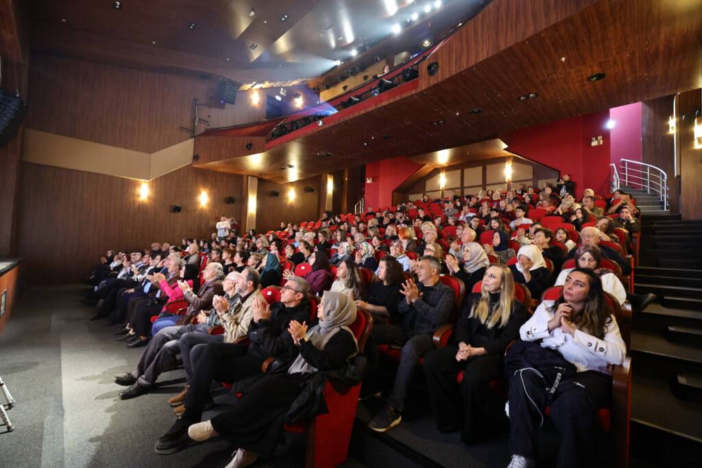 Çiğdem Yarkın AKM’de Klasik Türk Müziği Konseri Verdi