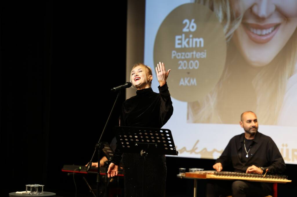 Çiğdem Yarkın AKM’de Klasik Türk Müziği Konseri Verdi