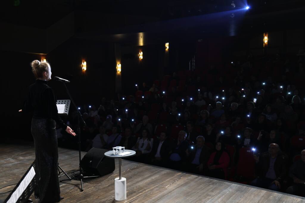 Çiğdem Yarkın AKM’de Klasik Türk Müziği Konseri Verdi