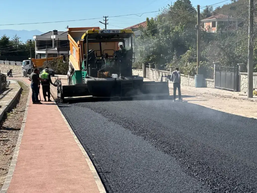 Hendek’te Yol ve Sosyal Alan Çalışmaları Sürüyor