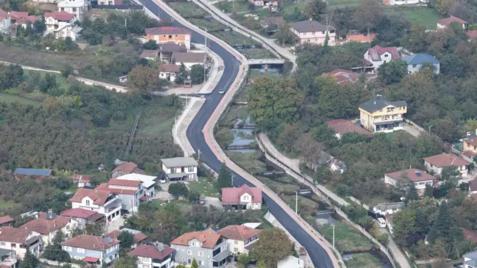 Hendek’te Yol ve Sosyal Alan Çalışmaları Sürüyor